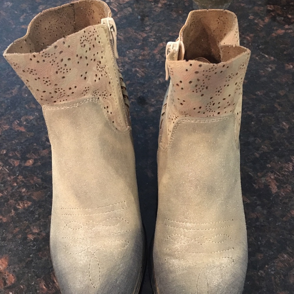 Boutique by Corkys Dazzeling Bootie - Size 6